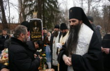 Архієпископ Варсонофій звершив панахиду на могилі архієпископа Симона.